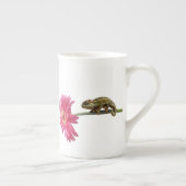Tasse En Porcelaine Caméléon vert sur la fleur rose (Droite)