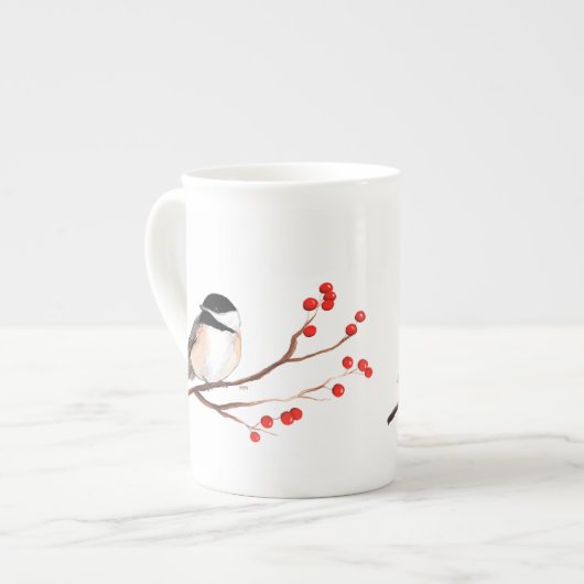 Tasse En Porcelaine Chickadee avec les baies rouges - branche simple (Devant gauche)