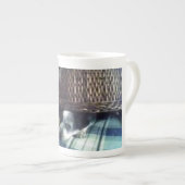 Tasse En Porcelaine Chiot sous le panier (Devant droit)