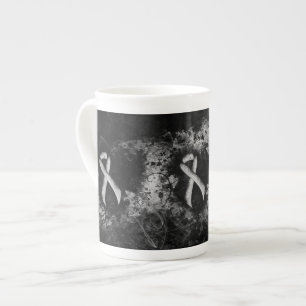 Tasse En Porcelaine Coeur du ruban de sensibilisation à l'argent