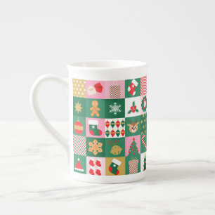 Tasse En Porcelaine Collage de Noël festif de cadeaux, d'arbres et d'o