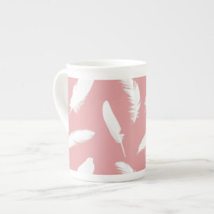 Tasse En Porcelaine Copie de plume blanche sur le rose de coquille