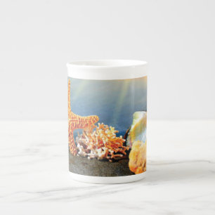 Tasse En Porcelaine Coquillages marins et étoiles de mer sur la plage