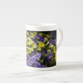 Tasse En Porcelaine Coteau de panneaux violets et jaunes (Devant droit)