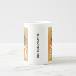 Tasse En Porcelaine Douze pieds attaquent vers le bas