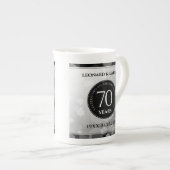 Tasse En Porcelaine Élégant 70e anniversaire de Mariage Platinum (Devant droit)