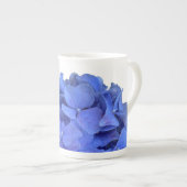 Tasse En Porcelaine Elégant bleu perwinkle hydrangée florale (Devant droit)