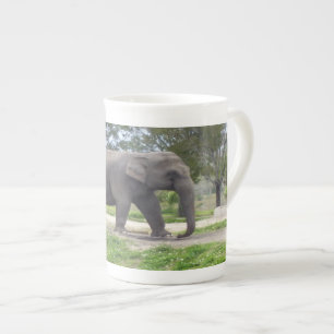 Tasse En Porcelaine Éléphant sur un chemin boisé