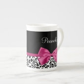 Tasse En Porcelaine Empreinte de léopard en ruban rose foncé avec nom (Devant droit)