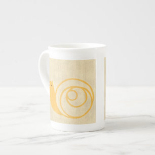 Tasse En Porcelaine Escargot jaune sur Arrière - plan crème