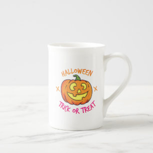 Tasse En Porcelaine Étiquette de citrouille Halloween Farce ou Friandi