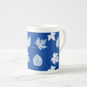 Tasse En Porcelaine Feuilles d'automne - blanc et bleu cobalt (Devant droit)