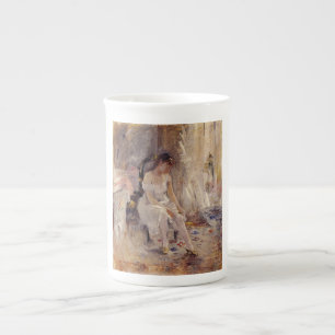 Tasse En Porcelaine Fille mettant ses bas (par Berthe Morisot)