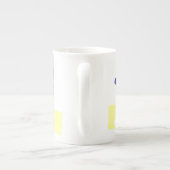 Tasse En Porcelaine Fleur pourpre sur la table jaune par Ruth Spector (Dos)