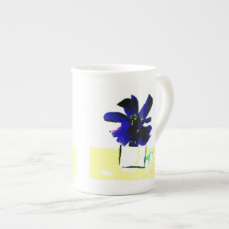 Tasse En Porcelaine Fleur pourpre sur la table jaune par Ruth Spector