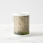 Tasse En Porcelaine Fleurs printanières sur bois<br><div class="desc">Sur cette charmant tasse en porcelaine osseuse sont des fleurs blanches et violettes autour de pelouse verte sur des planches de bois rustiques,  créant un charme champêtre pour tout décor de cuisine.</div>