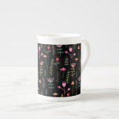 Tasse En Porcelaine Fleurs sauvages néon sur noir, monogrammed (Devant droit)