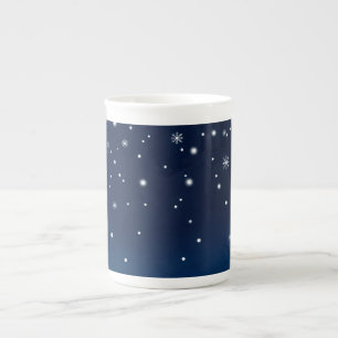 Tasse En Porcelaine flocons de neige descendant doucement contre un bl