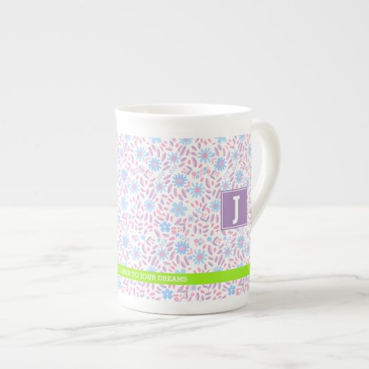 Tasse En Porcelaine Floral Nom personnalisé & Monogramme (Devant droit)