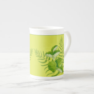 Tasse En Porcelaine Formes en vert sur une boue de Chine osseuse