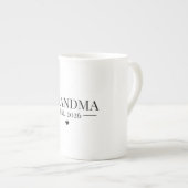 Tasse En Porcelaine Grandma Established 2026 (Devant droit)