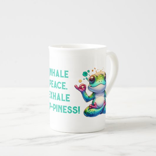Tasse En Porcelaine Grenouille verte moderne Inhale Exhale | (Devant droit)