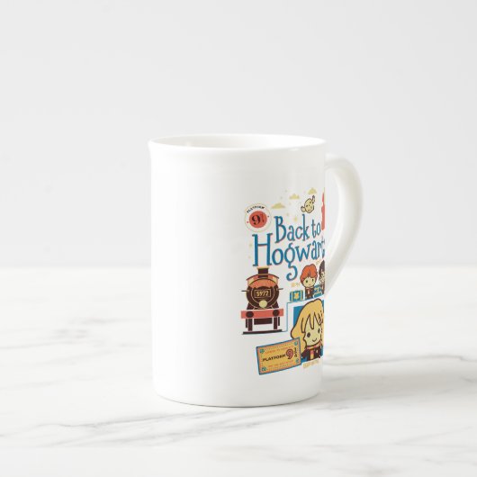 TASSE EN PORCELAINE HARRY POTTER™ | RETOUR À PEVRELLE™ (Devant droit)