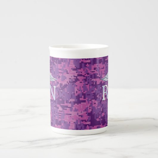 Tasse En Porcelaine Infirmière autorisée RN Caduceus sur Fuchsia Camo (Devant)
