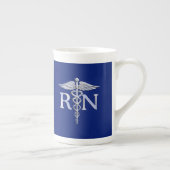 Tasse En Porcelaine Infirmière inscrite RN Silver Caduceus sur le bleu (Droite)