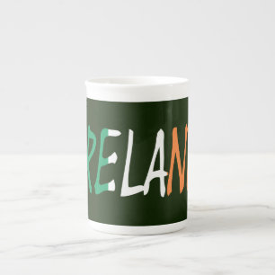 Tasse En Porcelaine Irlande écrasée sur le drapeau irlandais