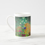 Tasse En Porcelaine Jardin aux fleurs Gustav Klimt<br><div class="desc">Bone China Mug avec la peinture à l’huile de Gustav Klimt Jardin aux fleurs (1906). Un beau jardin de fleurs violettes,  rouges,  blanches,  bleues et oranges. Un grand cadeau pour les amateurs d'art Art Nouveau et autrichien.</div>