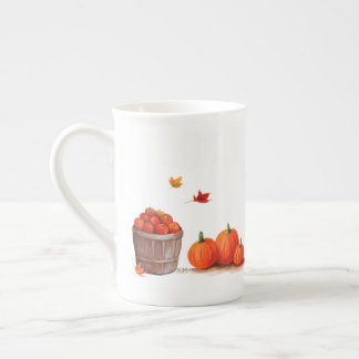 Tasse En Porcelaine Jour d'automne avec les pommes et le râteau de