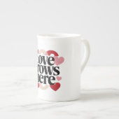 Tasse En Porcelaine L'amour grandit ici - Typographie moderne du cœur (Devant droit)