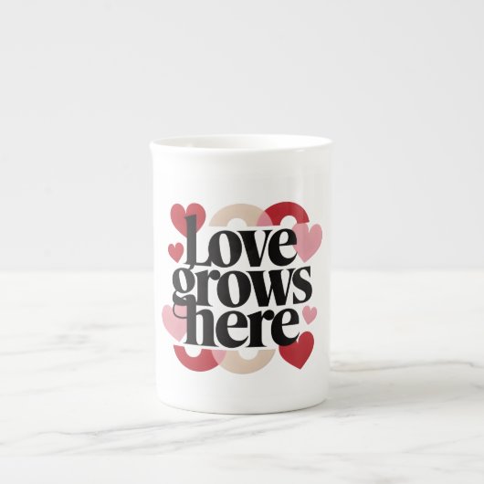 Tasse En Porcelaine L'amour grandit ici - Typographie moderne du cœur (Devant)