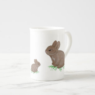 Tasse En Porcelaine Lapins adorables dans du trèfle