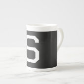 TASSE EN PORCELAINE LETTRE INITIALE NOIRE ET BLANCHE MINUSCULE MONOMOB (Devant droit)