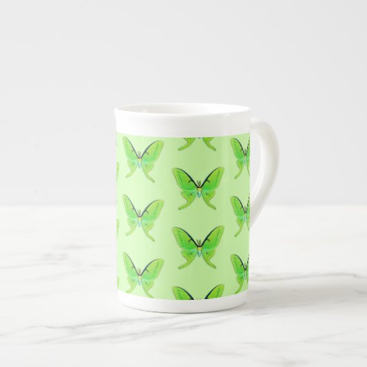 Tasse En Porcelaine Luna moth sur un arrière - plan vert pâle (Devant droit)