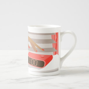 Tasse En Porcelaine Main des femmes poussant le bouton snooze du révei
