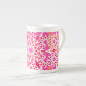 Tasse En Porcelaine Mandala motif, tons rose et corail (Devant droit)