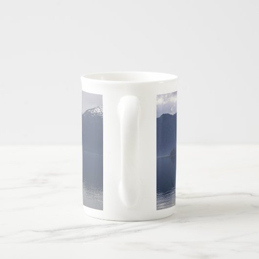 Tasse En Porcelaine Misty Alaskan Sea dans les tons bleu (Dos)