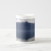 Tasse En Porcelaine Misty Alaskan Sea dans les tons bleu (Devant)