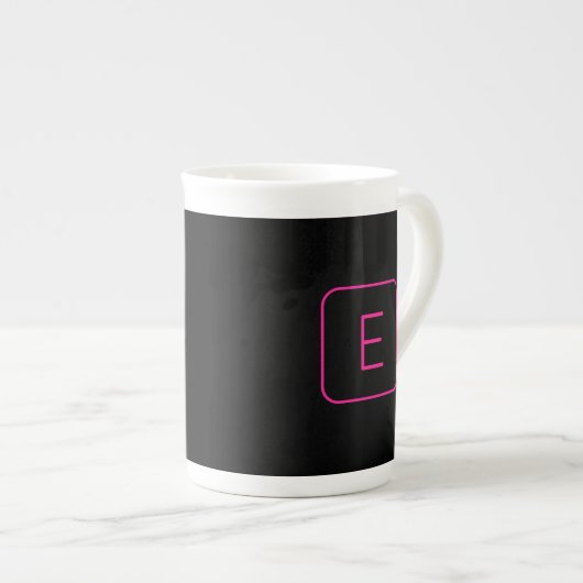 Tasse En Porcelaine Monogram de Styled | Pink & Black (Devant droit)