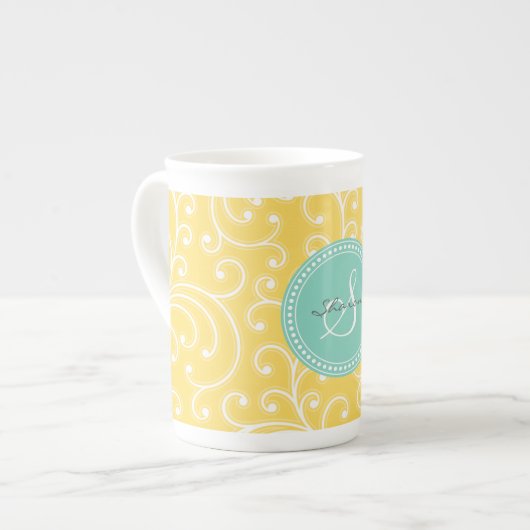 Tasse En Porcelaine Monogramme floral jaune girly élégant de motif (Devant gauche)