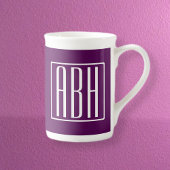 Tasse En Porcelaine Monogramme initial | Blanc Sur Violet Profond