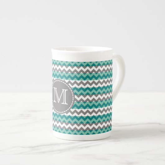 Tasse En Porcelaine Monogramme Turquoise et Grey Chevron Zigzag (Devant droit)