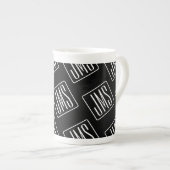 Tasse En Porcelaine Motif monogramme moderne | Noir & Blanc (Devant droit)