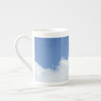 Nuages fluides d'anniversaire dans le ciel bleu