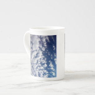 Tasse En Porcelaine Nuages Puffy Sur Ciel Bleu