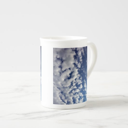 Tasse En Porcelaine Nuages Puffy Sur Ciel Bleu (Devant droit)