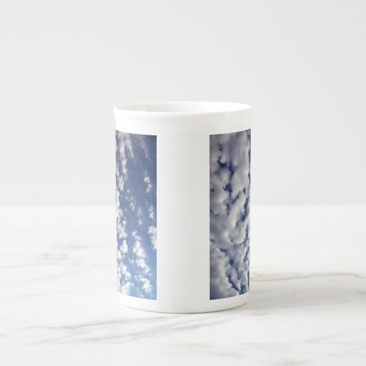 Tasse En Porcelaine Nuages Puffy Sur Ciel Bleu (Devant)